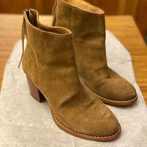 Schuler & Sons booties in size 6.5 in suede.
